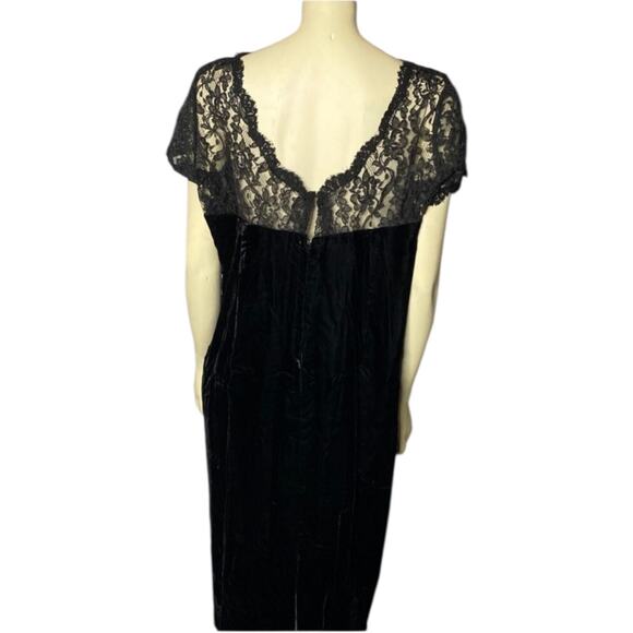 1960s Black Velvet Cocktail Dress with Lace Illusion Neckline – Unbranded large - Picture 7 of 13